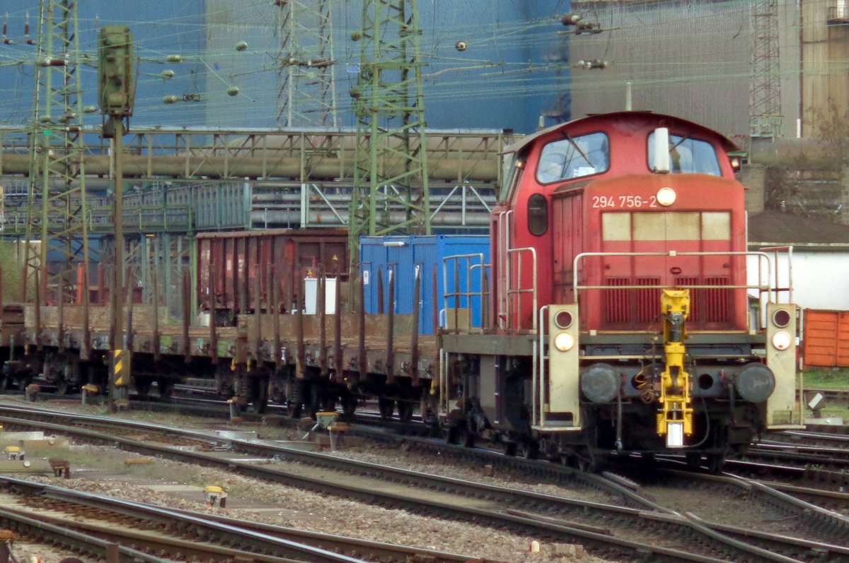 DB 294 756 rangiert am 29 M�rz 2017 in V�lklingen.