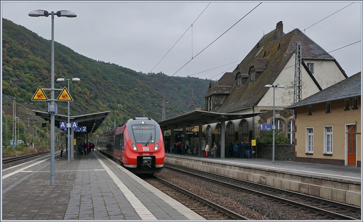 DB 442 204 nach Trier beim Halt in Cochem. (Moselstrecke)

2. Okt. 2017