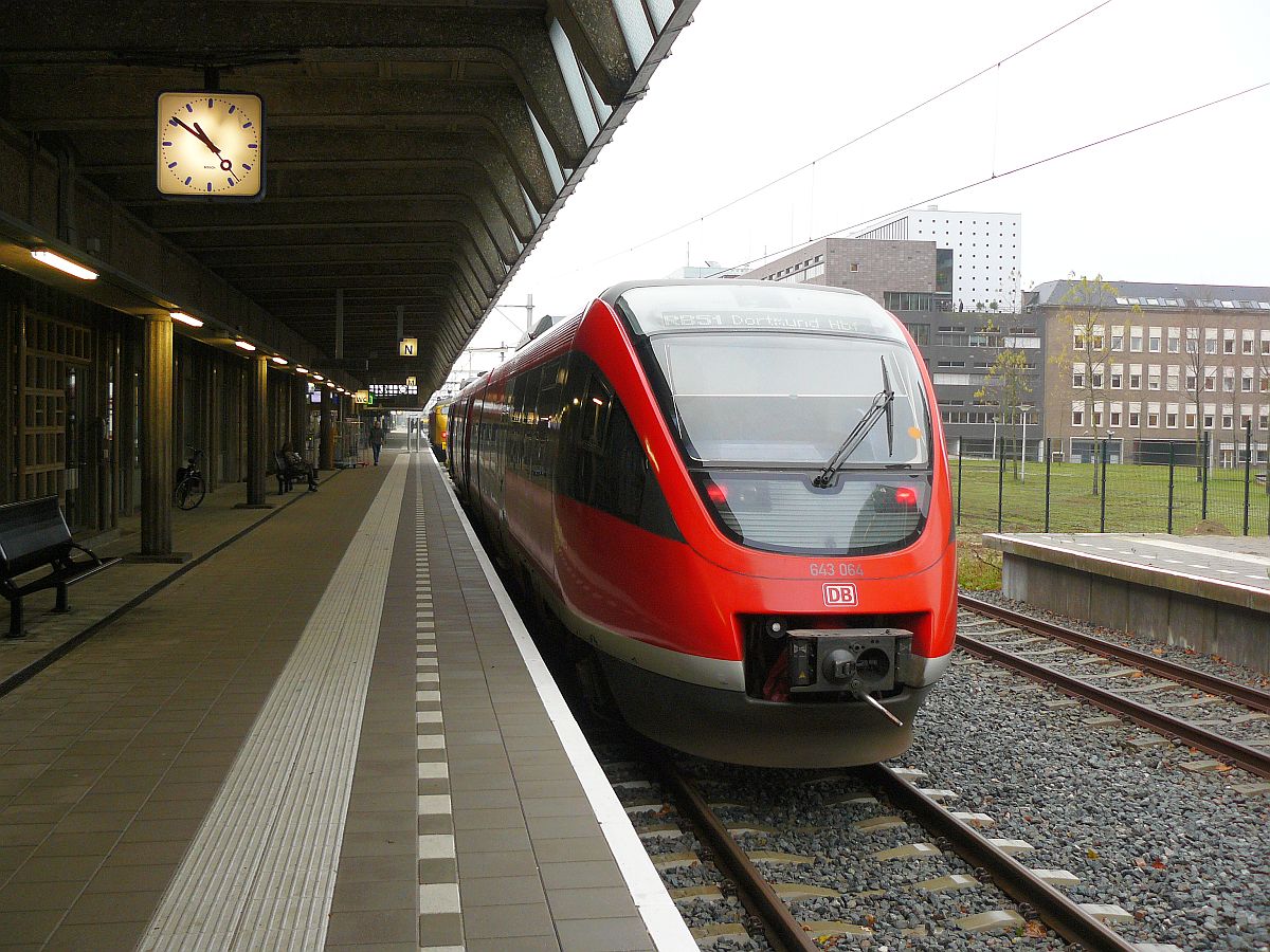 DB 643 064 als Nahverkehrszug aus Dortmund Hbf ber Gronau auf Gleis 4 in Enschede, Niederlande 28-11-2013.

DB treinstel 643 064 als trein uit Dortmund Hbf via Gronau op spoor 4 in Enschede, Nederland 28-11-2013.