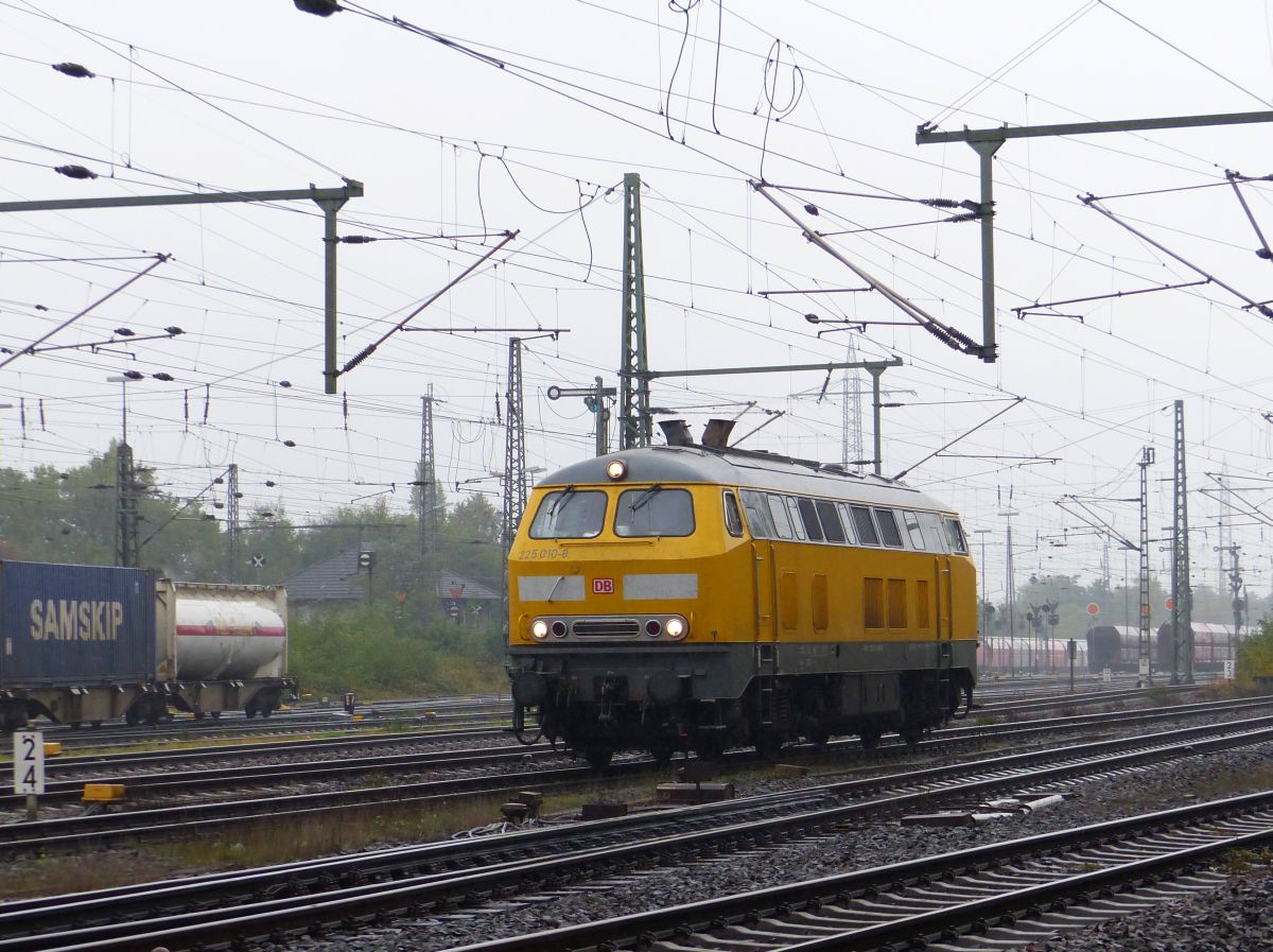 DB Bahnbau Diesellok 225 010-8 Gterbahnhof Oberhausen West 20-10-2016.

DB Bahnbau dieselloc 225 010-8 goederenstation Oberhausen West 20-10-2016.