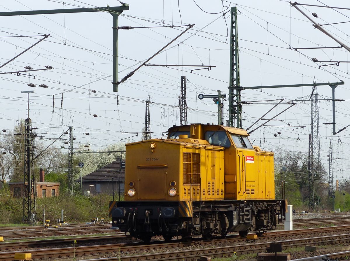 DB Bahnbau Gruppe Diesellok 35 (203 304-1) Gterbahnhof Oberhausen West 31-03-2017.

DB Bahnbau Gruppe dieselloc 35 (203 304-1) goederenstation Oberhausen West 31-03-2017.