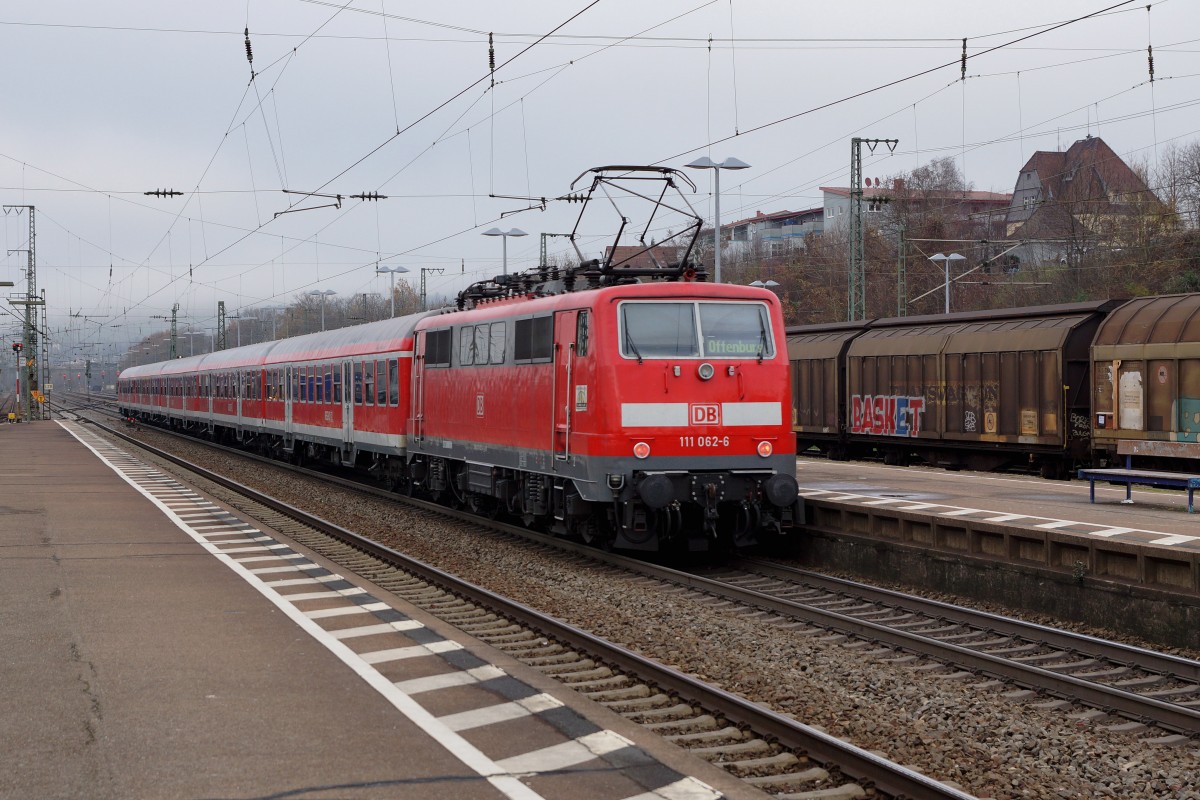 DB: Bald sind die mit Lokomotiven der BR 111 gefhrten RB Basel Badischer Bahnhof - Offbenburg Geschichte. Am 27. November 2015 schob die 111 062-6 den RB nach Offenburg. Die Aufnahmen entstanden bei der Ein- und Ausfahrt Weil am Rhein.
Foto: Walter Ruetsch