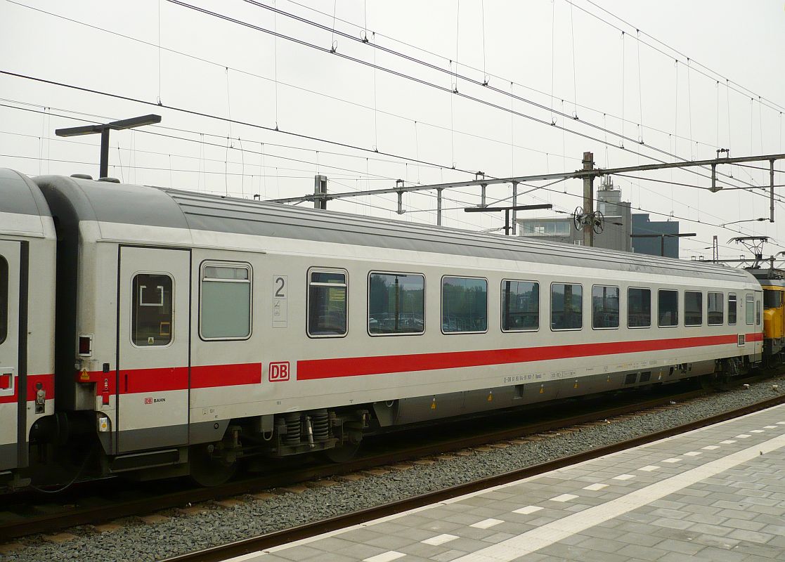 DB Bpmdz 295.9 mit Fahrradabteil in IC 145 von Amsterdam nach Berlin. Gleis 10 Amsterdam Centraal Station 25-09-2013.

DB Bpmdz 295.9 tweede klase intercityrijtuig met fietsgedeelte in trein IC 145 naar Berlijn spoor 10 Amsterdam Centraal Station 25-09-2013.