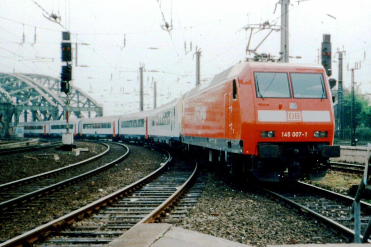DB Cargo 145 007 treft mit belgischer D-Zug nach Oostende K�ln Hbf ein am 13 Februar 1999.