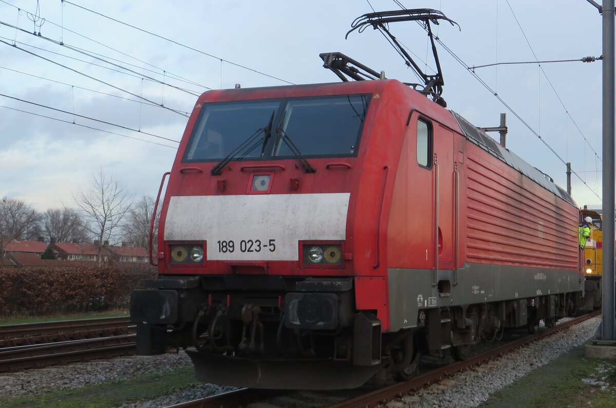 DB Cargo 189 023 macht am 18.Januari 2023 Pause in Oss.