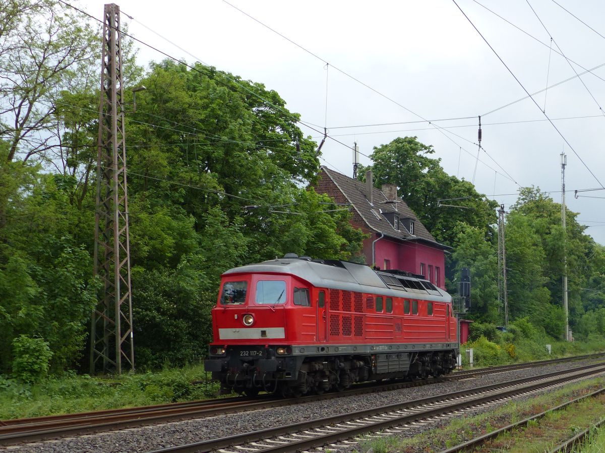 DB Cargo Diesellok 232 117-2 Kalkumerstrasse, Lintorf 18-05-2017.

DB Cargo dieselloc 232 117-2 Voormalig station Lintorf bij de Kalkumerstrasse, Lintorf 18-05-2017.