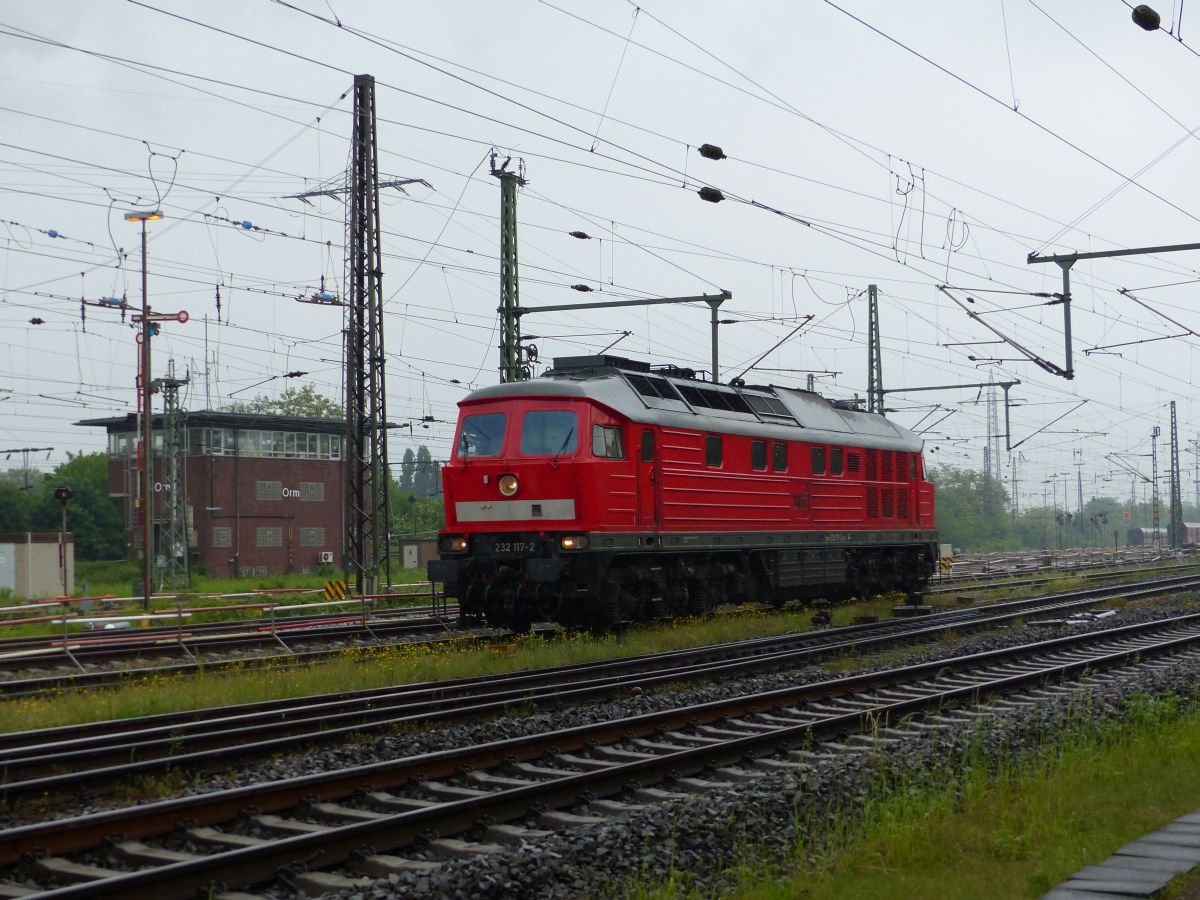 DB Cargo Diesellok 232 117-2 Gterbahnhof Oberhausen West 18-05-2017.

DB Cargo dieselloc 232 117-2 goederenstation Oberhausen West 18-05-2017.