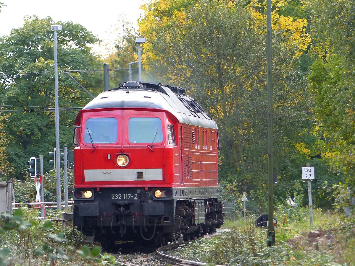 DB Cargo Diesellok 232 117-2 bei Bahnübergang Atroper Straße, Duisburg 13-10-2017.

DB Cargo dieselloc 232 117-2 passeert overweg Atroper Straße, Duisburg 13-10-2017.