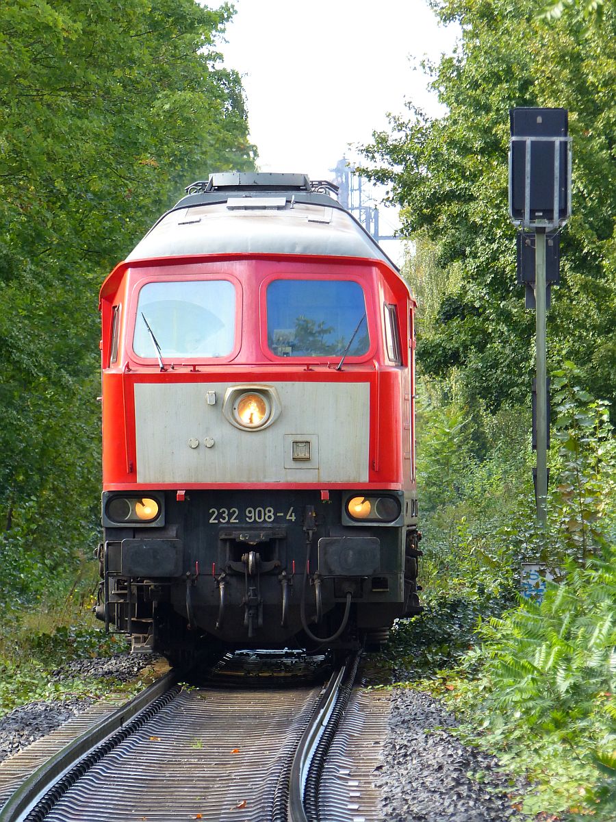 DB Cargo Diesellok 232 908-4 bei Bahnbergang Atroper Strae, Duisburg 14-09-2017.                                         DB Cargo dieselloc 232 908-4 nadert de overweg Atroper Strae, Duisburg 14-09-2017.