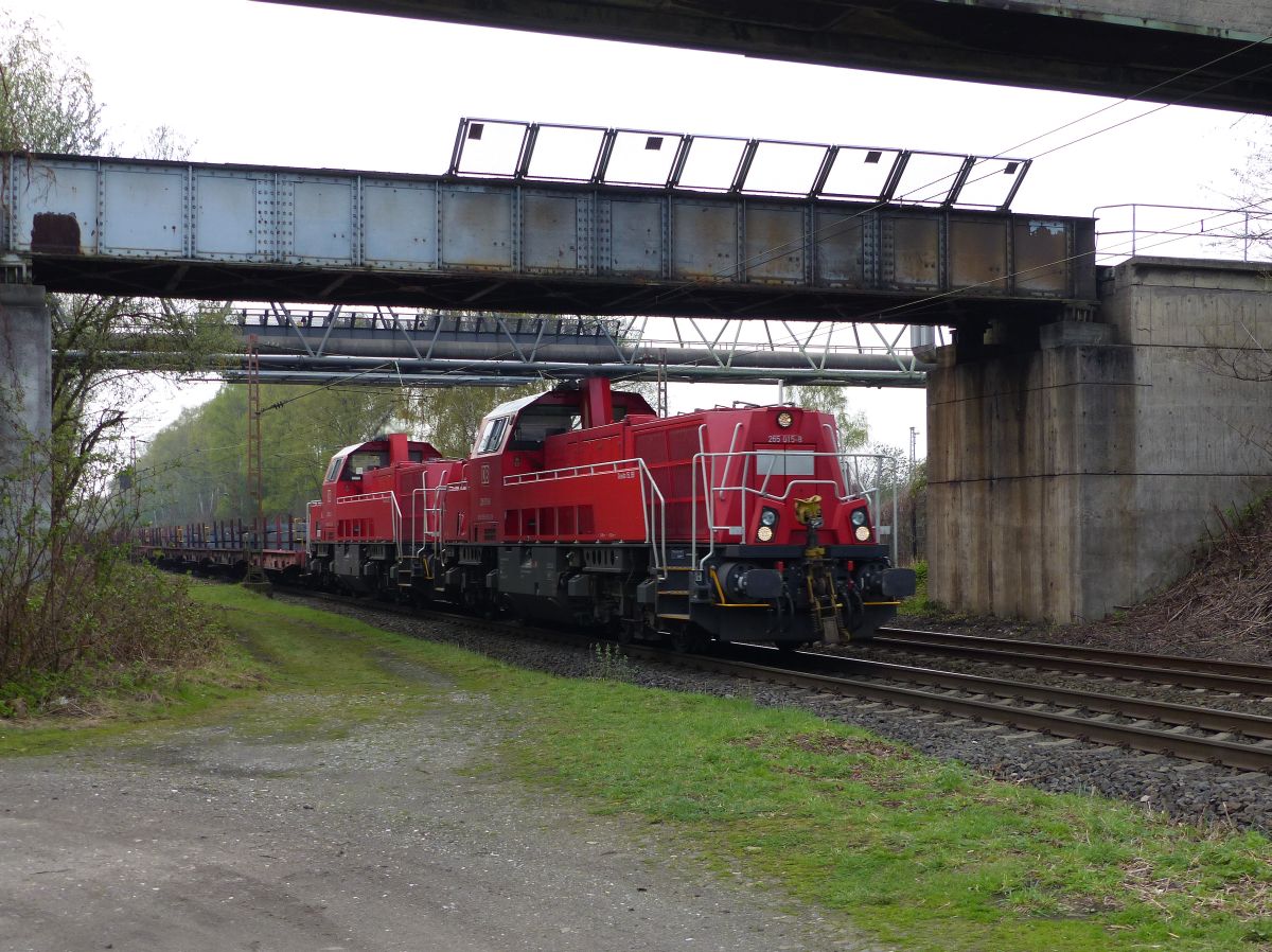 DB Cargo Diesellok 265 015 -8 mit Schwesterlok bei Kokerei Prosper, Bottrop 12-04-2018.

DB Cargo dieselloc 265 015 -8 met zusterloc bij de Kokerei Prosper, Bottrop 12-04-2018.