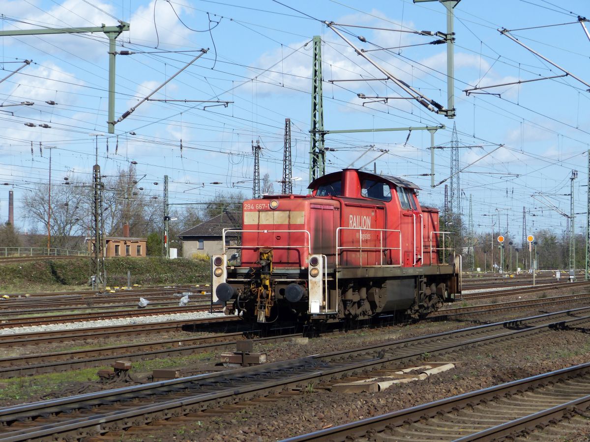 DB Cargo Diesellok 294 667-1 Gterbahnhof Oberhausen West 12-03-2020.

DB Cargo dieselloc 294 667-1 goederenstaion Oberhausen West 12-03-2020.