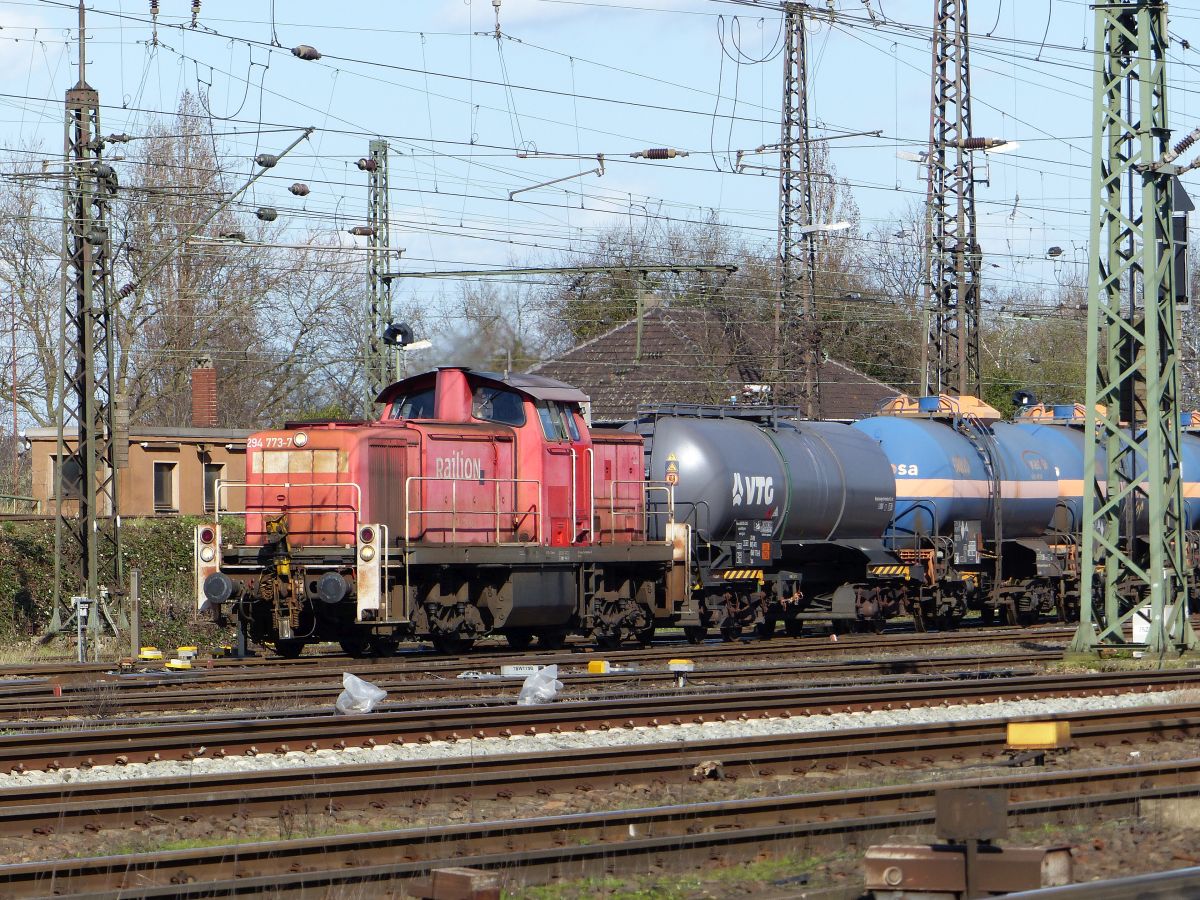 DB Cargo Diesellok 294 773-7 Gterbahnhof Oberhausen West 12-03-2020.

DB Cargo dieselloc 294 773-7 goederenstation Oberhausen West 12-03-2020.