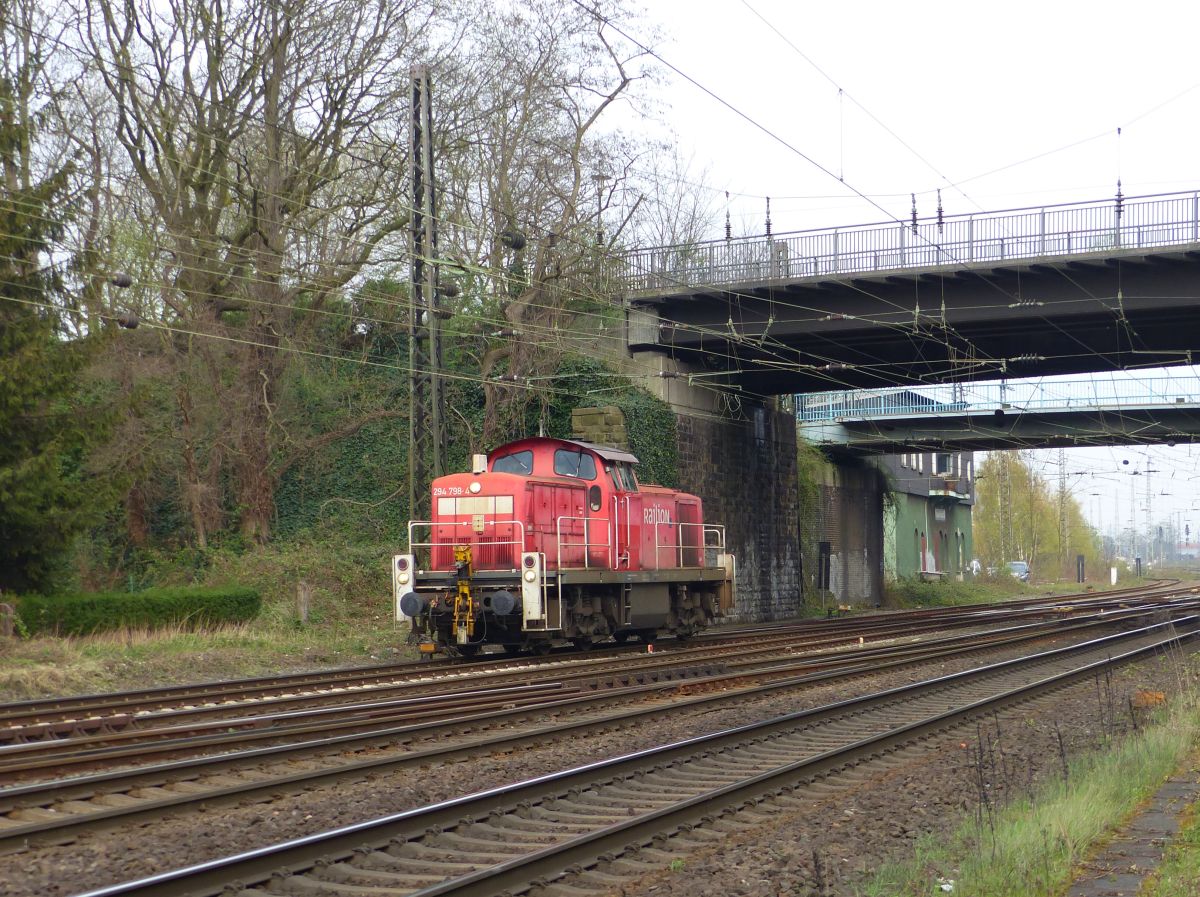 DB Cargo diesellok 294 798-4 mit Aufschrift  Railion . Hoffmannstrasse, Oberhausen 12-04-2018.

DB Cargo dieselloc 294 798-4 met opschrift  Railion . Hoffmannstrasse, Oberhausen 12-04-2018.