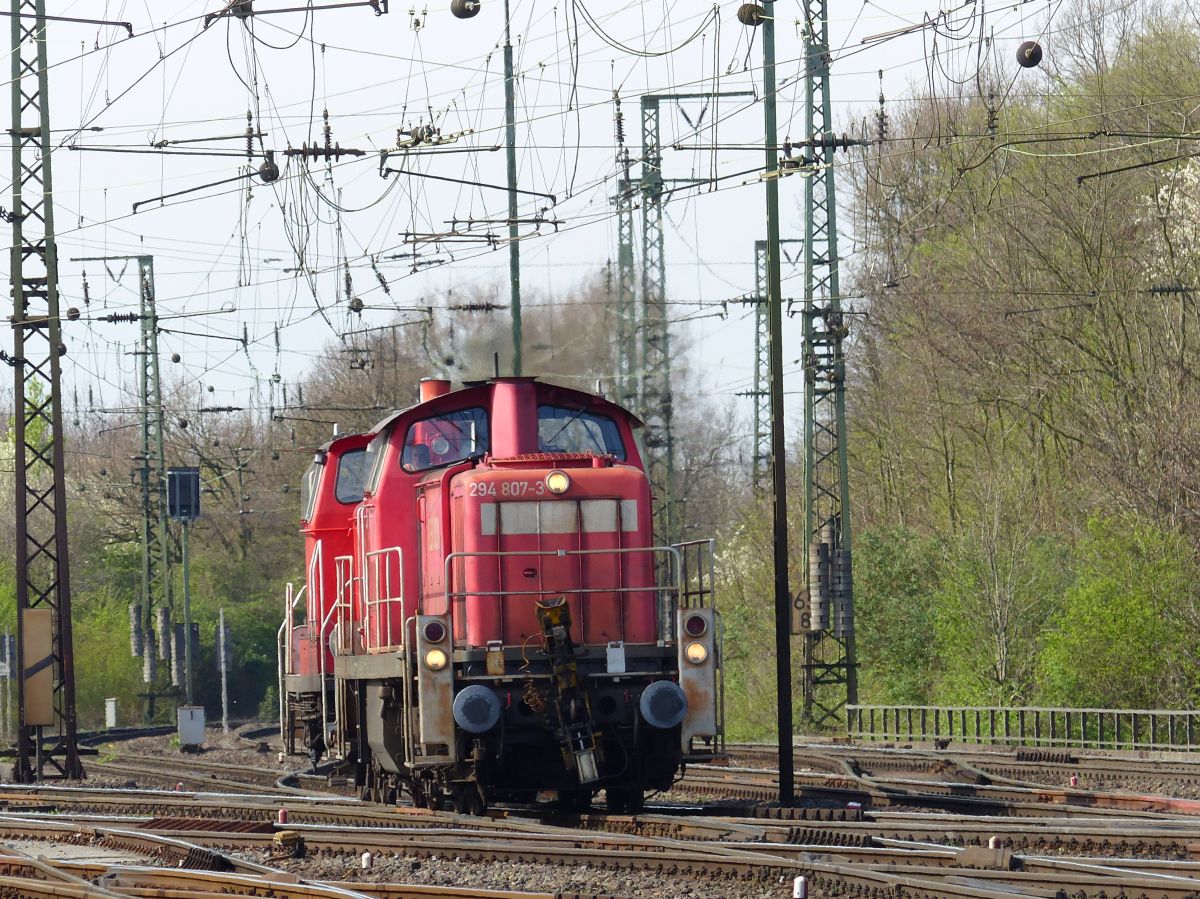 DB Cargo Diesellok 294 807-3 und 363 223-9 Rangierbahnhof Kln Gremberg. Porzer Ringstrae, Kln 31-03-2017. 

DB Cargo dieselloc 294 807-3 en 363 223-9 rangeerstation Keulen Gremberg. Porzer Ringstrae, Keulen 31-03-2017.