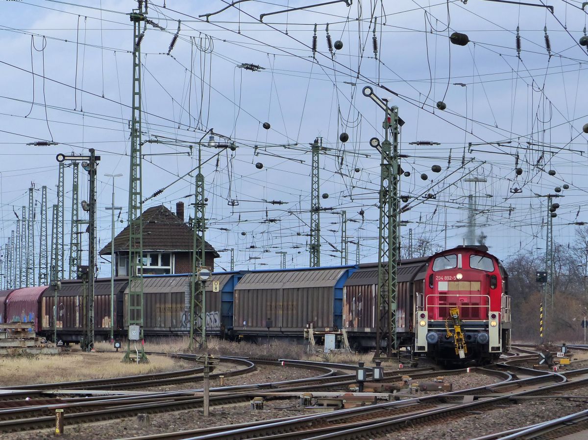 DB Cargo Diesellok 294 892-5 Rangierbahnhof Kln Kalk Nord 08-03-2018.

DB Cargo dieselloc 294 892-5 rangeerstation Keulen Kalk Nord 08-03-2018.