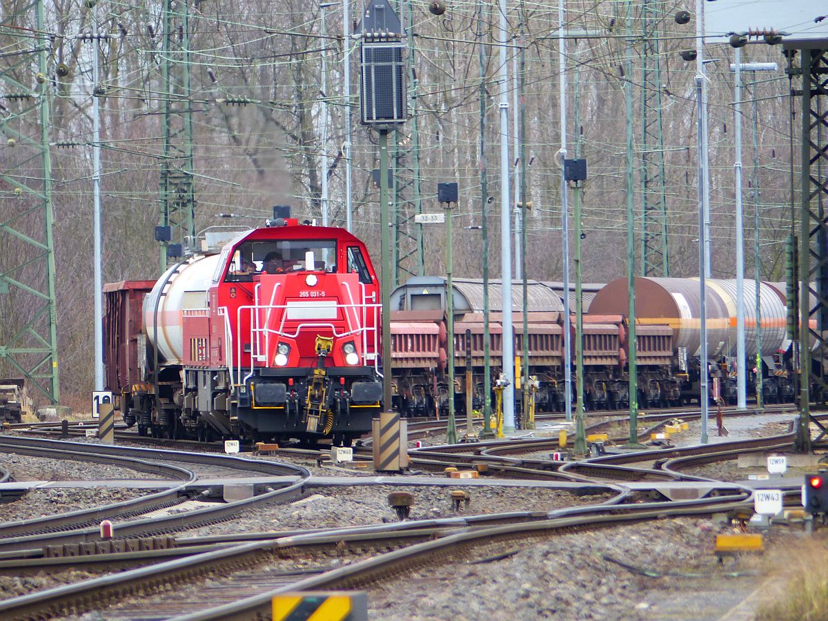 DB Cargo Diesellokomotive 261 031-5 rangierbahnhof Keulen Gremberg, Porzer Ringstrae, Kln 08-03-2018.

DB Cargo diesellocomotief 261 031-5 rangeerstation Keulen Gremberg, Porzer Ringstrae, Keulen 08-03-2018.