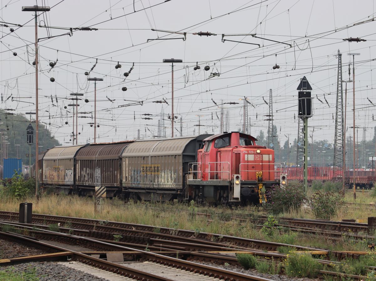 DB Cargo Diesellokomotive 294 723-2 Gterbahnhof Oberhausen West 18-08-2022.

DB Cargo diesellocomotief 294 723-2 goederenstation Oberhausen West 18-08-2022.