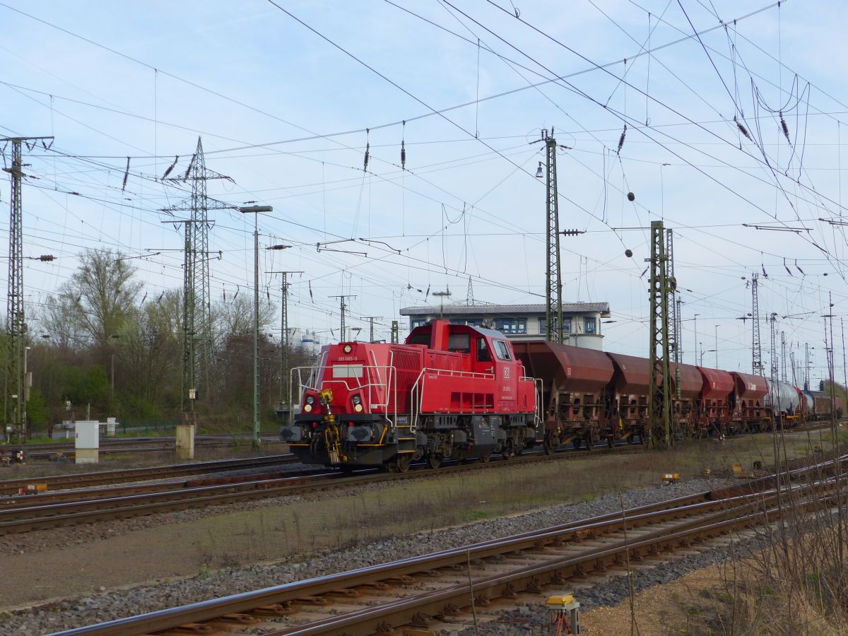 DB Cargo Gravita 10BB Diesellok 261 085-5 type . Rangierbahnhof Kln Gremberg 31-03-2017.

DB Cargo dieselloc 261 085-5 type Gravita 10BB. Rangeerstation Keulen Gremberg 31-03-2017.