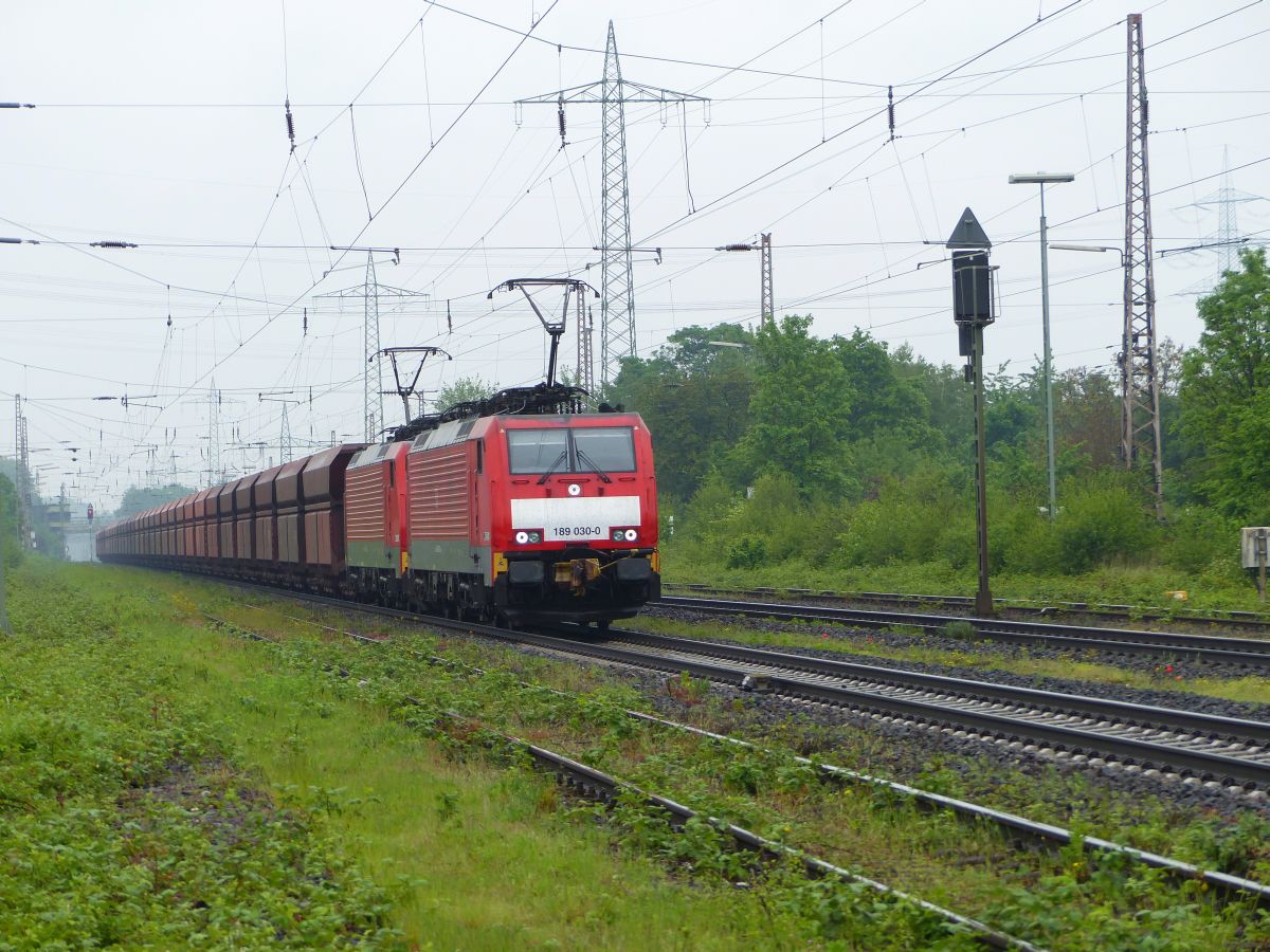 DB Cargo loc 189 030-0 mit Schwesterlok Kalkumerstrasse, Lintorf 18-05-2017.

DB Cargo loc 189 030-0 met zusterloc voormalig station Lintorf 18-05-2017.