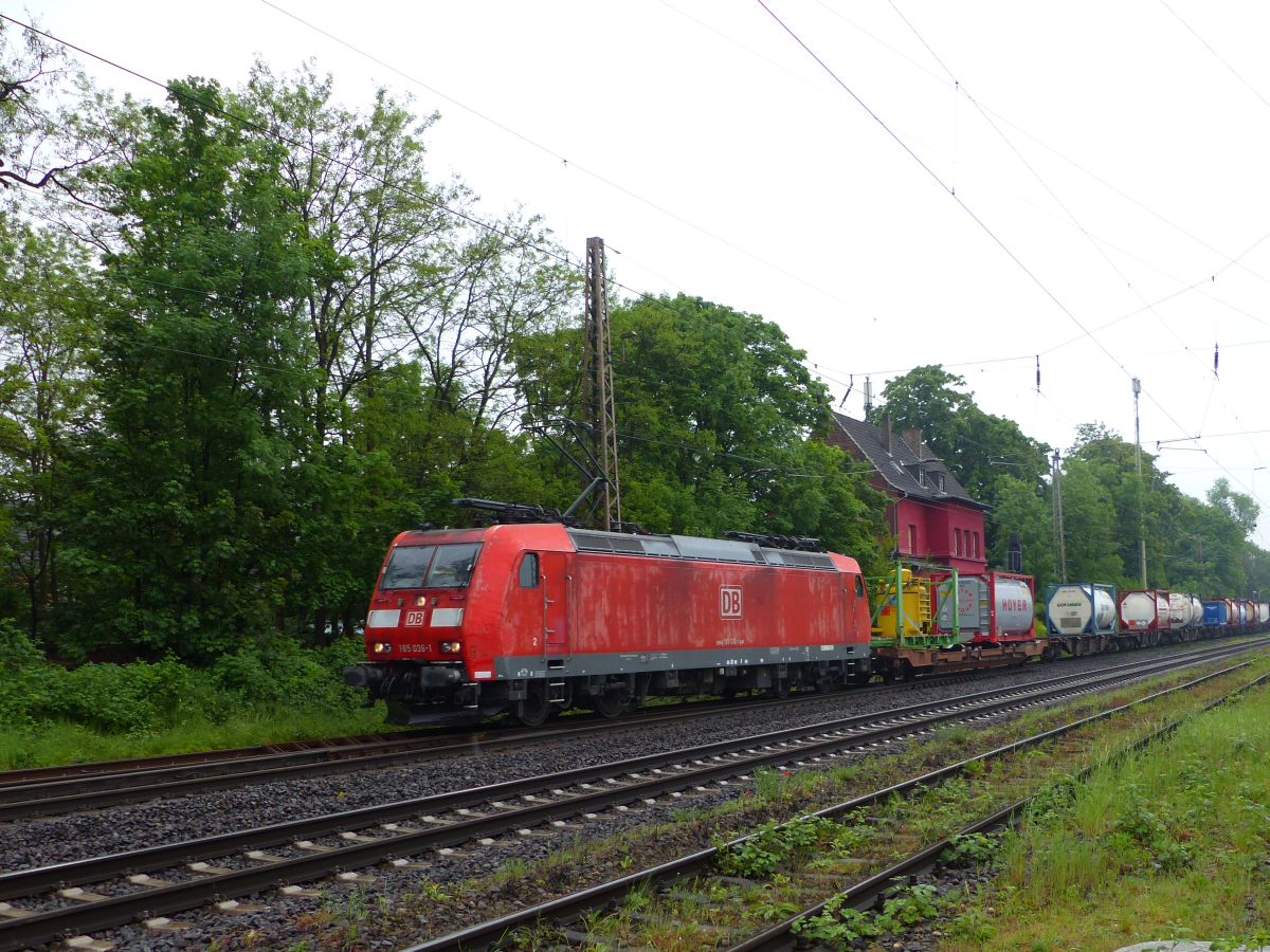 DB Cargo Lok 185 036-1 Lintorf 18-05-2017.

DB Cargo loc 185 036-1 voormalig station Lintorf 18-05-2017.