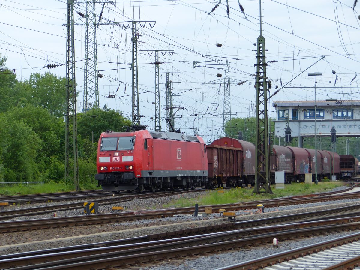 DB Cargo Lok 185 064-3 Rangierbahnhof Kln Gremberg bei Gremberg Gnf (Gremberg Nord Fahrdienstleitung), Porzer Ringstrae, Kln 20-05-2016.

DB Cargo loc 185 064-3 rangeerstation Keulen Gremberg bij seinhuis Gremberg Gnf (Gremberg Nord Fahrdienstleitung), Porzer Ringstrae, Keulen 20-05-2016.