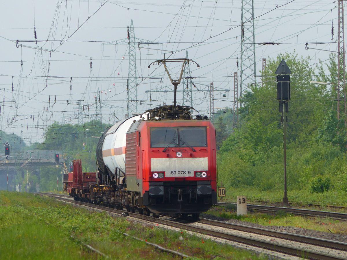 DB Cargo Lok 189 078-9 Lintorf 18-05-2017.


DB Cargo loc 189 078-9 nadert met een korte goederentrein het voormalig station Lintorf bij de Kalkumerstrasse, Lintorf 18-05-2017.