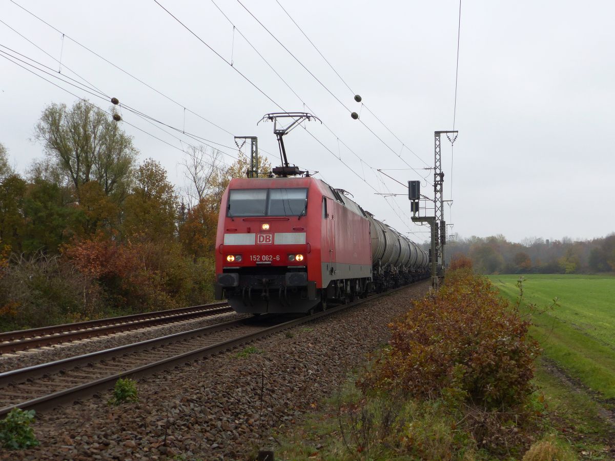 DB Cargo Lokomotive 152 062-6 mit Gterzug nach Salzbergen. Devesstrae, Salzbergen 21-11-2019.

DB Cargo locomotief 152 062-6 met ketelwagentrein naar Salzbergen. Devesstrae, Salzbergen 21-11-2019.