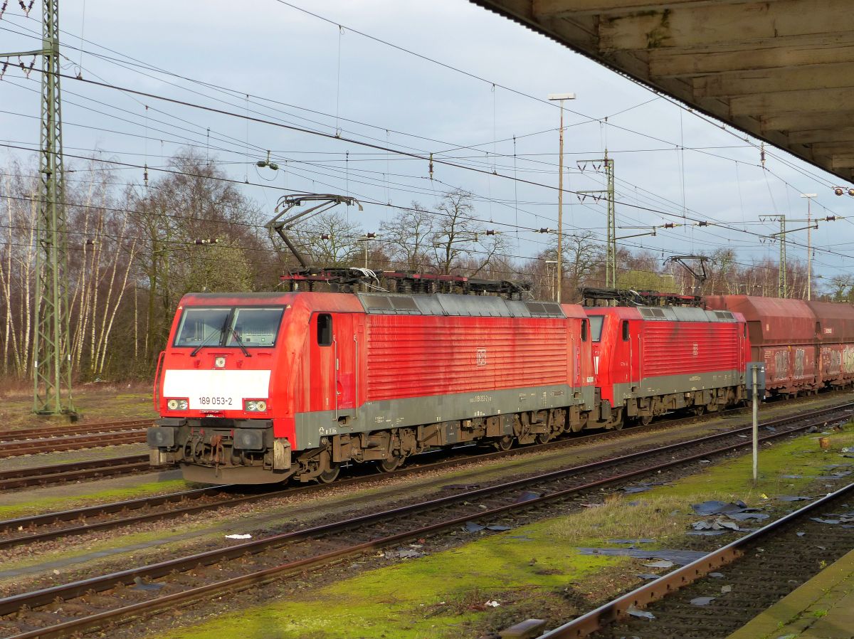 DB Cargo Lokomotive 189 053-2 mit Schwesterlok Emmerich am Rhein 12-03-2020.

DB Cargo locomotief 189 053-2 met zusterlocomotief Emmerich am Rhein 12-03-2020.