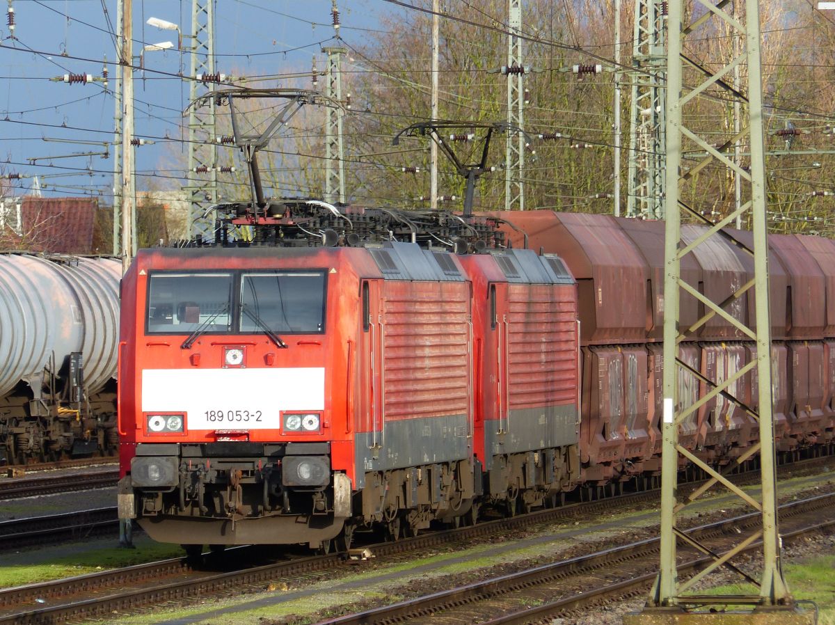 DB Cargo Lokomotive 189 053-2 mit Schwesterlok Emmerich am Rhein 12-03-2020.

DB Cargo locomotief 189 053-2 met zusterlocomotief Emmerich am Rhein 12-03-2020.