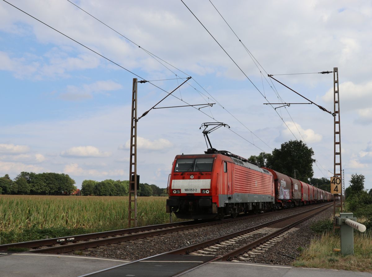 DB Cargo Lokomotive 189 053-2 bei Bahnbergang Wasserstrasse, Hamminkeln 18-08-2022.

DB Cargo locomotief 189 053-2 bij overweg Wasserstrasse, Hamminkeln 18-08-2022.