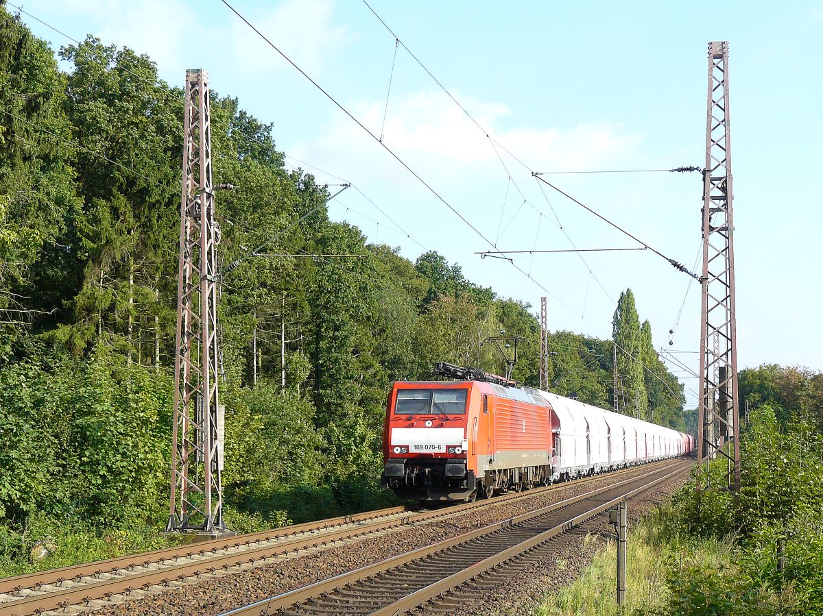 DB Cargo Lokomotive 189 070-6 am Bahnbergang Sonsfeld, Haldern 12-09-2014



DB Cargo locomotief 189 070-6 bij overweg Sonsfeld, Haldern 12-09-2014.