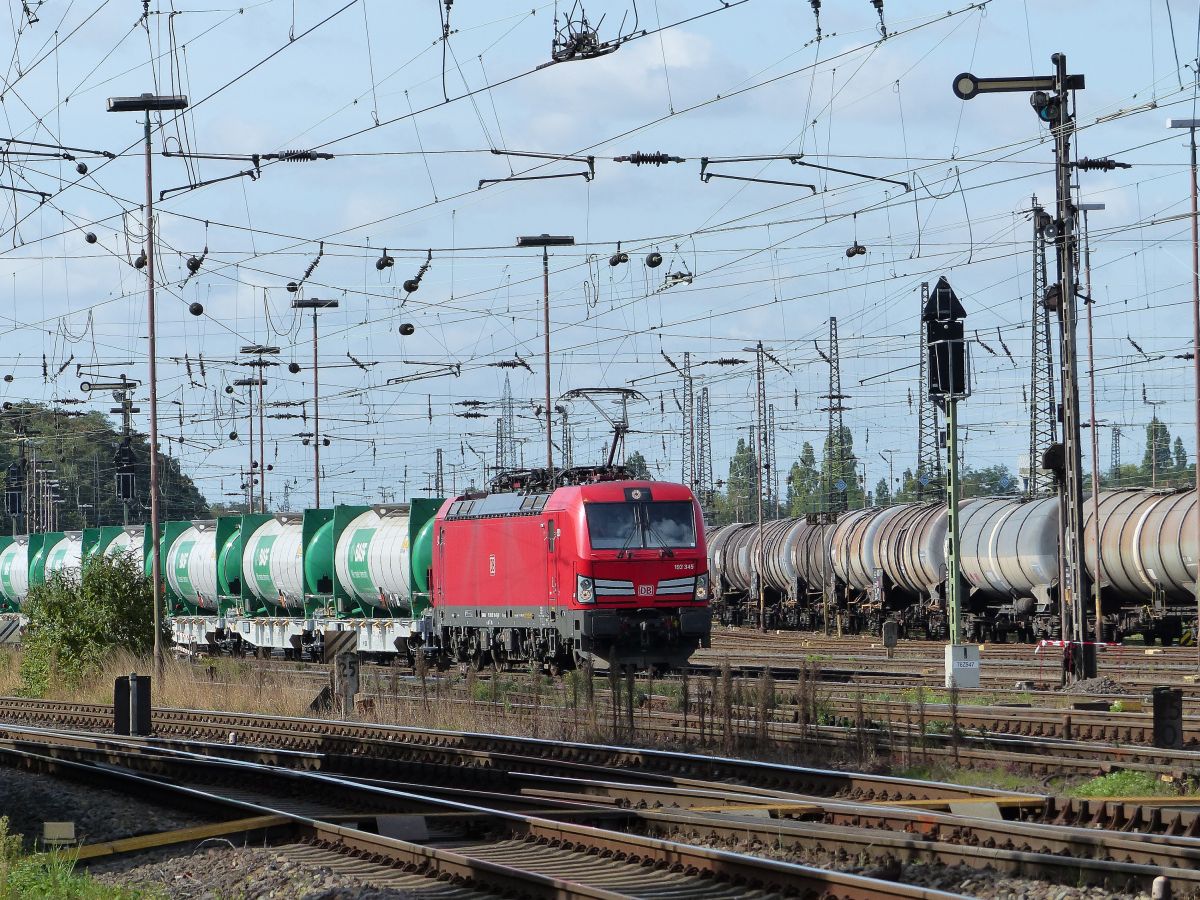 DB Cargo Lokomotive 193 345-6 (91 80 6193 345-6 D-DB) Gterbahnhof Oberhausen West 19-09-2019.

DB Cargo locomotief 193 345-6 (91 80 6193 345-6 D-DB) goederenstation Oberhausen West 19-09-2019.