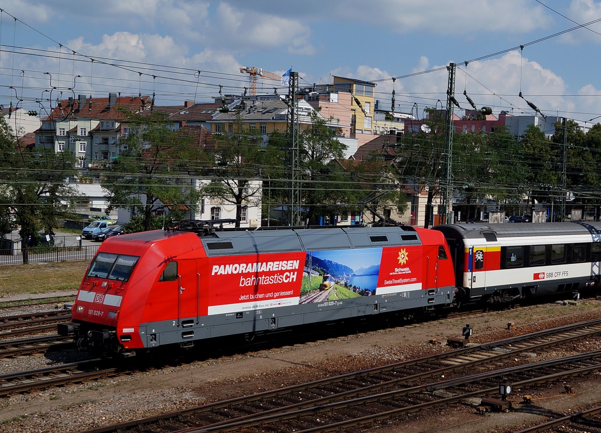 DB: Die 101 023-7 mit einem IC Zürich-Singen-Stuttgart bei der Ausfahrt Singen (Hohentwiel)am 2. August 2015. Auf der Werbeaufschrift für die Genferseeregion in der Schweiz ist die MOB erkennbar.
Foto: Walter Ruetsch 