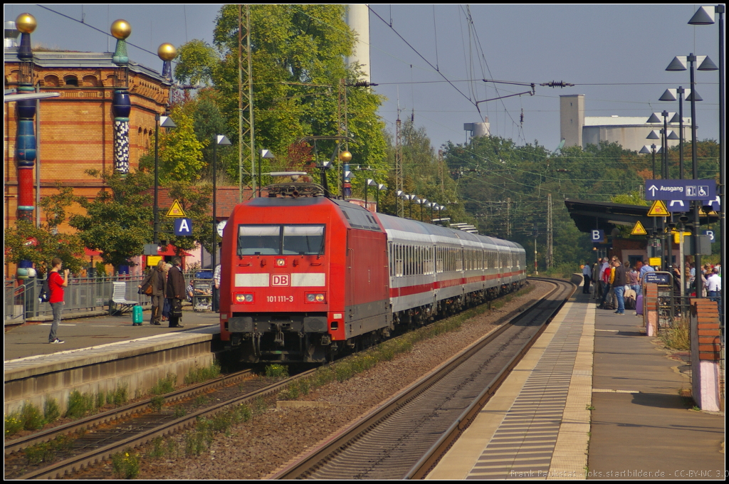 DB Fernverkehr 101 111-3 mit dem IC 2348 Hamburg-Altona - D�sseldorf bei dem planm��igen Halt am 05.09.2014 in Uelzen auf Gleis 101