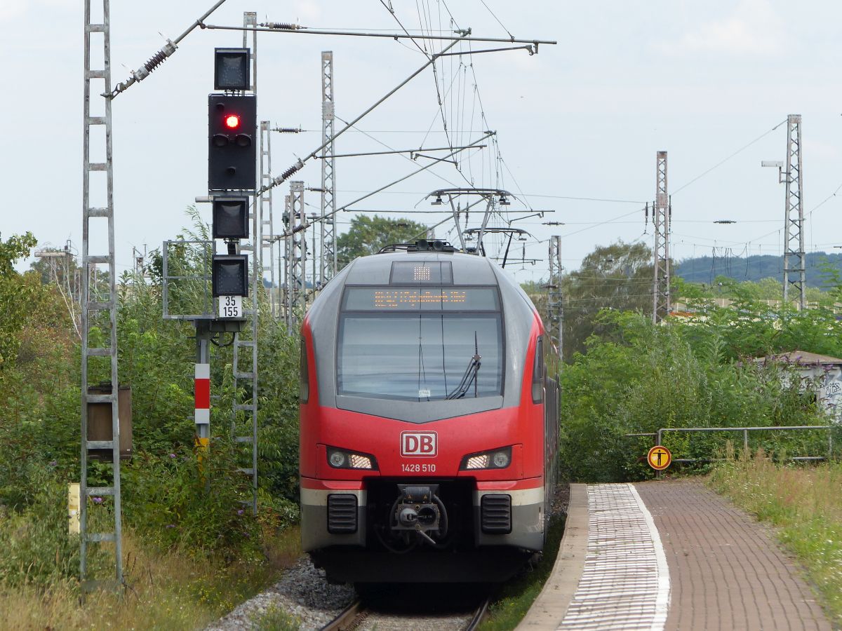 DB FLIRT Triebzug 1428 510 durchfahrt Gleis 2 Duisburg-Hochfeld Sd 21-08-2020.

DB FLIRT treinstel 1428 510 doorkomst spoor 2 Duisburg-Hochfeld Sd 21-08-2020.