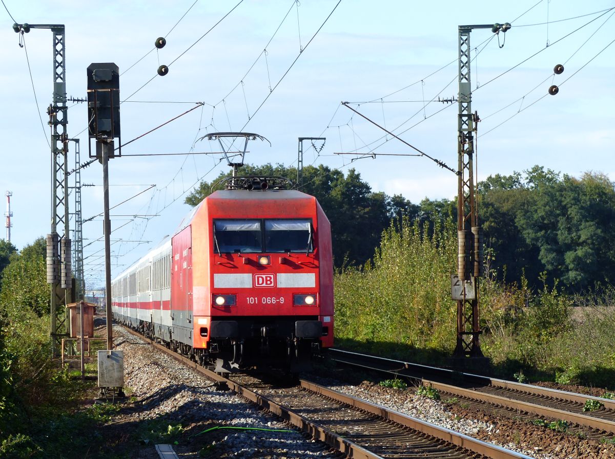 DB Lok 101 066-9 bei Bahnbergang Devesstrae, Salzbergen 28-09-2018.

DB loc 101 066-9 bij overweg Devesstrae, Salzbergen 28-09-2018.