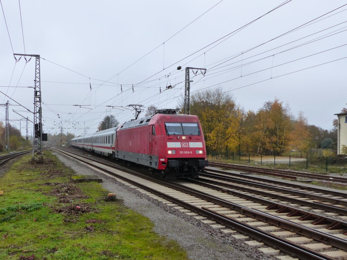 DB Lokomotive 101 009-9 mit Intercity in Salzbergen 21-11-2019.

DB loc 101 009-9 met Intercity uit de richting Emden. Salzbergen 21-11-2019.