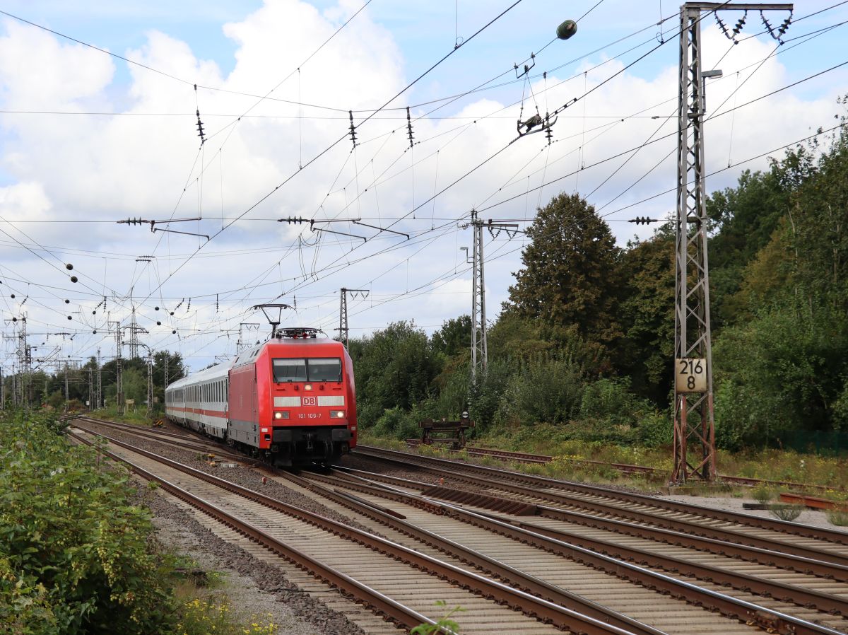 DB Lokomotive 101 109-7 mit Intercity aus Emden. Bahnhof Salzbergen 16-09-2021.

DB locomotief 101 109-7 met Intercity uit de richting Emden. Doorkomst station Salzbergen 16-09-2021.