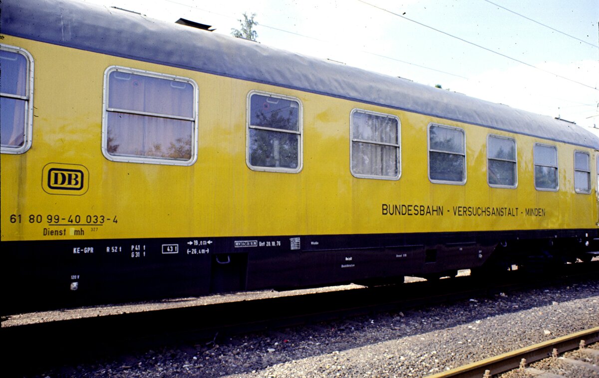 DB Messger�tewagen 61 80 99-40 033-4 Dienst mh 327 der Bundesbahnversuchsanstalt Minden in M�nchen-Freimann am 26.06.1982.