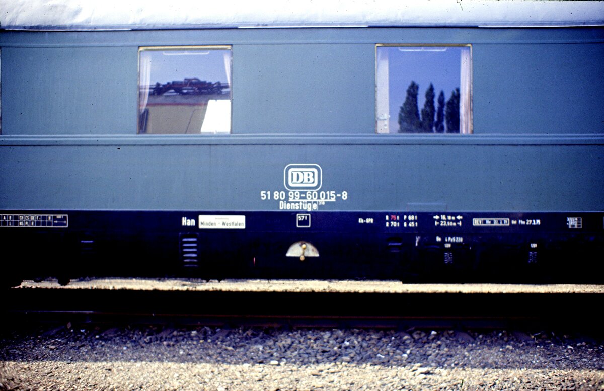 DB Messwagen 1 ; 51 80 99-60015-8 Dienst�g (e) 318 DB Han Minden, ex Sch�rzenwage; in M�nchen-Freimann am 26.06.1982.