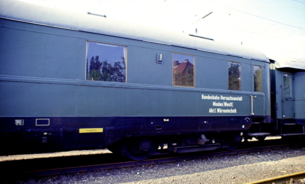 DB Messwagen 1 ; 51 80 99-60015-8 Dienst�g (e) 318 DB Han Minden, ex Sch�rzenwage; in M�nchen-Freimann am 26.06.1982.