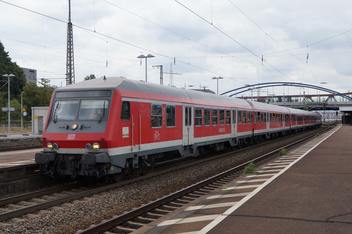 DB: Mit etwas Fotografenglck kriegt man auch in Deutschland noch ab und zu eine ltere stilreine Zugskomposition vor die Linse. Am 23. Juli 2015 schob die 111 064 einen RE vom Badischen Bahnhof Basel nach Offenburg. Die Aufnahme vor der Kulisse der neuen Brcke fr die Strassenbahn ist bei der Einfahrt Weil am Rhein entstanden.
Foto: Walter Ruetsch