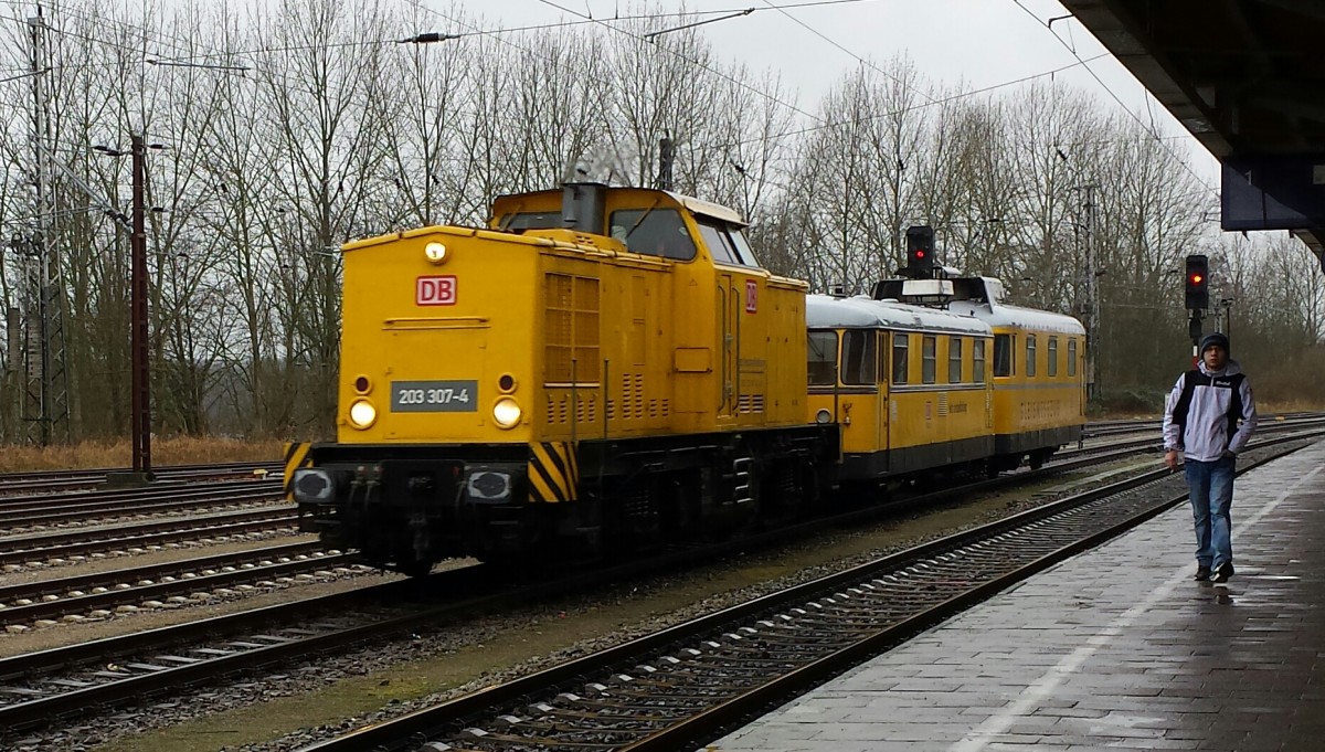 DB Netz 203 307-4 mit 725 002-0 und 726 002-9 bei der Durchfahrt am 30.01.2016 im Bahnhof Bad Kleinen