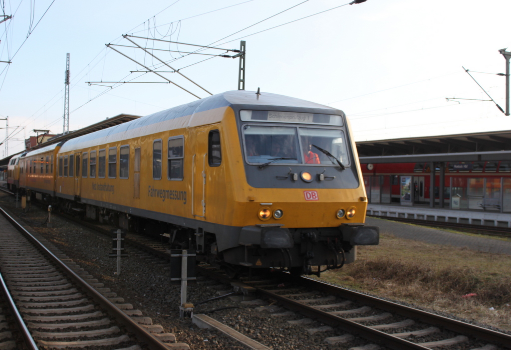 DB Netz Instandhaltung mit Messzug zur Fahrwegmessung geschoben von 218 392-9 von Berlin nach Warnemnde Werft bei der Durchfahrt im Rostocker Hbf.06.02.2016