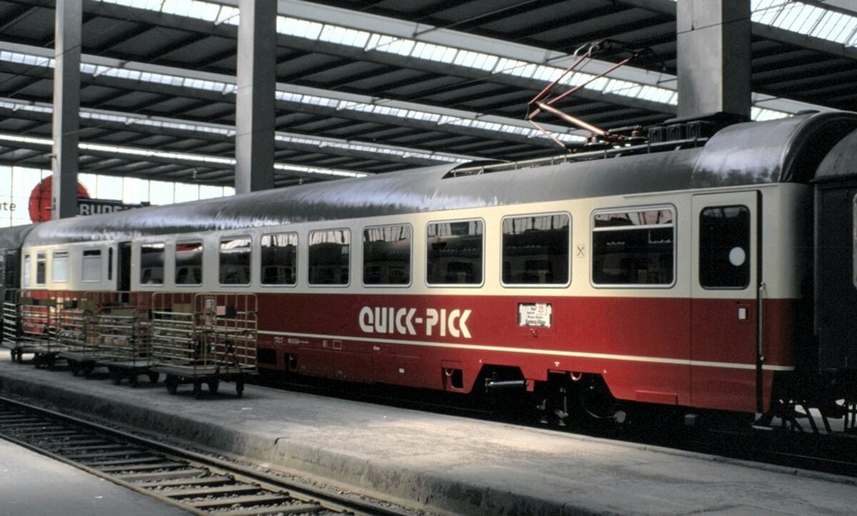 DB Quick Pick Speisewagen in München am 24.09.1979. Es zeigt ein seltenes Foto mit angelegtem Stromabnehmer. Die Lok ist abgehängt und der Koch muß Essen vorbereiten. Beim Anfahren des Zuges senkt sich der Stromabnehmer automatisch.