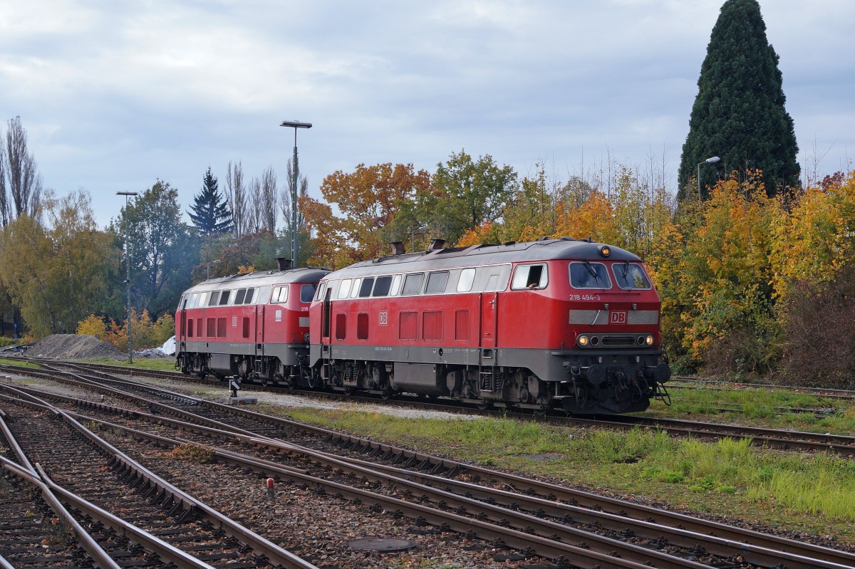 DB: Rangierfahrt von zwei 218er in Lindau am 30. Oktober 2014. Zu erkennen ist die 218 494-3.
Foto: Walter Ruetsch 