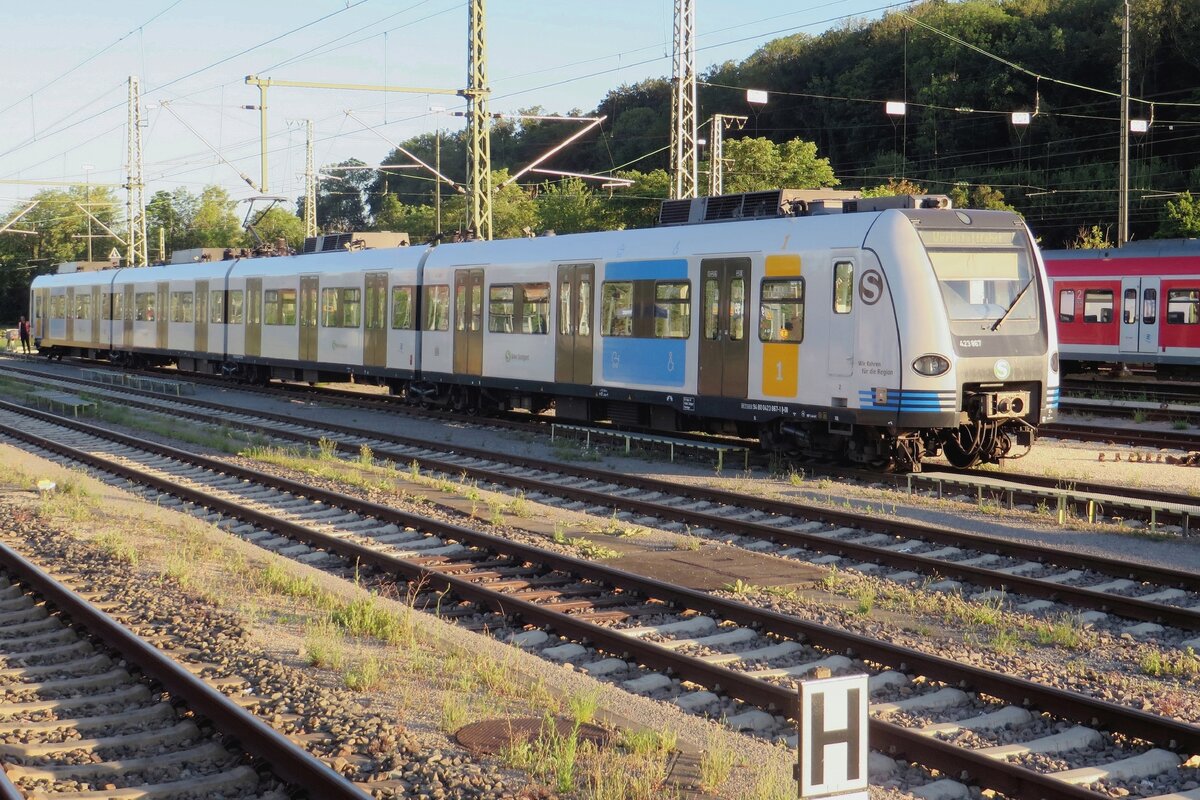 DB regio 423 867 steht mit die S-Bahn Stuttgart Farben am 9 Juni 2022 in Plochingen.