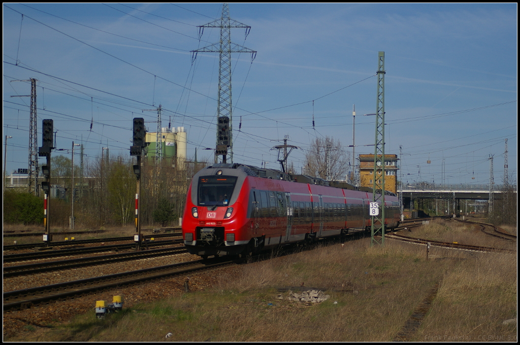 DB Regio 442 323 in Berlin Sch�nefeld Flughafen, 20.04.2015