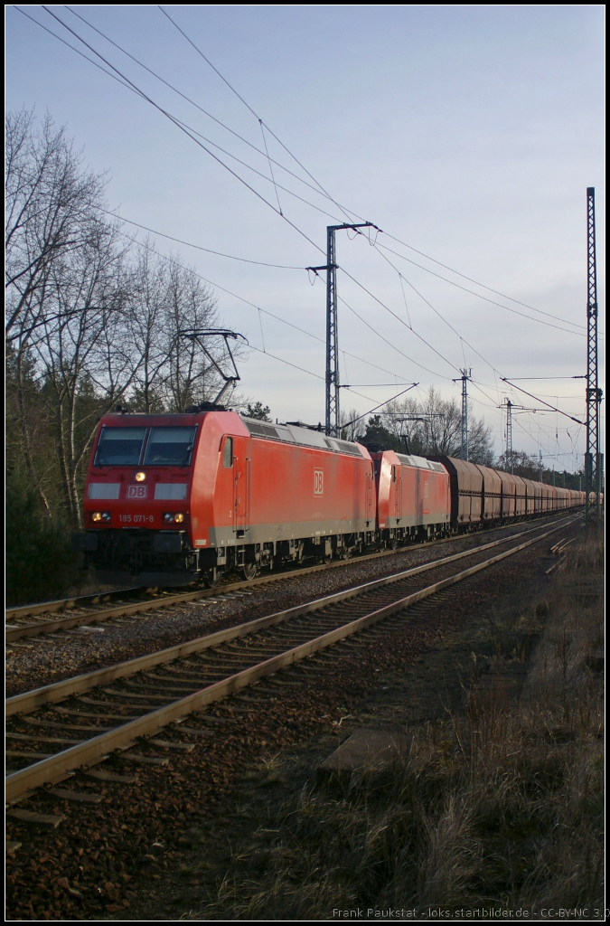 DB Schenker 185 071 und 185 042 mit Falns-Wagen am 10.02.2014 in der Berliner Wuhlheide