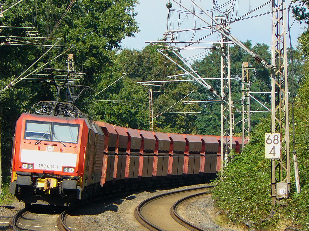 DB Schenker 189 044-1 mit Schwesterlok in Elten 11-09-2013.

DB Schenker 189 044-1 met zusterlocomotief en goederentrein in Elten 11-09-2013.